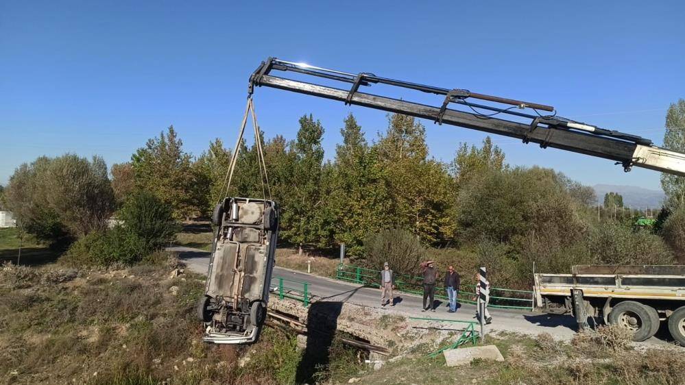 Konya’da otomobil köprüden sulama kanalına düştü, ekipler zamanla yarıştı 7